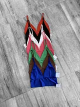 Top triángulo de microfibra con tirantes finos.