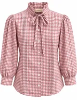 Blusa de manga larga con estampado de cuadros Vichy en color rosa y blanco, cuello alto con volados y lazo para atar al frente, cierre frontal con botones y detalles de alforzas verticales en el pecho.