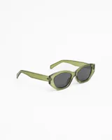 Lentes de sol negros con montura gruesa y forma ligeramente alargada y curvada, estilo 'cat eye' moderno. Los cristales son oscuros y polarizados.