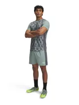 Short deportivo Under Armour de la línea Challenger, color verde grisáceo con paneles laterales de malla en tono más oscuro. Presenta logo de la marca en la pierna izquierda y cintura elástica con cordón interno.