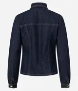 Campera de jean color azul oscuro, con diseño entallado, cuello camisero, mangas largas con puños abotonados y cierre frontal con botones metálicos. Presenta recortes estructurales que realzan la silueta.
