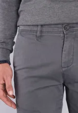 Pantalón chino gris oscuro de corte slim fit.