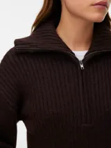 Sweater tejido de punto acanalado en color marrón chocolate, con cuello alto y cierre frontal parcial. Presenta mangas largas con puños ajustados y diseño de calce regular.