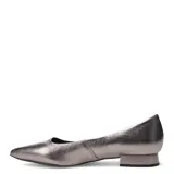 Zapatos de mujer Bottero con punta fina y taco bajo cuadrado. Presentan un acabado texturizado metalizado en tono plateado.