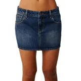 Minifalda de denim azul oscuro con efecto lavado, diseño de tiro bajo y bolsillos delanteros clásicos con costuras contrastantes.