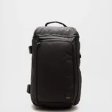Mochila deportiva Bubba de diseño técnico, color negro, con compartimento principal amplio, bolsillo frontal con cierre, correas laterales para sujeción de equipo, compartimento independiente para calzado y espacio para laptop.