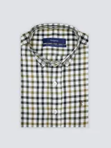 Camisa de hombre clásica de manga larga, confeccionada en 100% algodón, con diseño de rayas verticales en tonos azul, celeste y blanco, cuello abotonado y bordado sutil en el pecho.