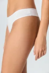 Bombacha tipo colaless de microfibra, con diseño minimalista y costuras planas para mayor comodidad.