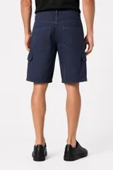 Bermuda cargo color natural de algodón, con bolsillos laterales con solapa y trabillas para cinturón.