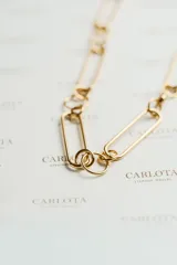 Collar de eslabones rectangulares y circulares dorados, fabricado en acero quirúrgico con baño de oro 18k.