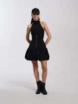 Top negro de lycra con escote halter, silueta entallada al cuerpo con ballenas, forrado con tejido tipo remería y espalda semi descubierta con cierres a la vista.