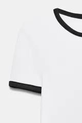 Camiseta negra de manga corta y cuello redondo, con vivos a contraste en el cuello y las mangas.