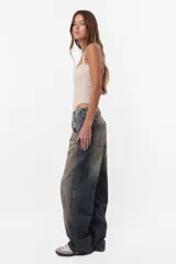 Body básico de morley de algodón color beige, con escote redondo bajo y breteles anchos. Incluye broches snap reforzados en la entrepierna y elástico en el contorno del tiro para un mejor ajuste.