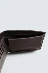 Billetera plegable color marrón oscuro, con textura granulada, compartimento para billetes, ranuras para tarjetas y monedero con cierre a presión.