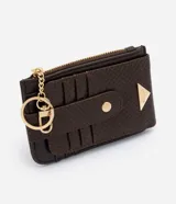 Billetera pequeña Satinato de poliuretano color marrón con textura geométrica imitación reptil, compartimento principal con cierre, solapa frontal con broche a presión, tarjetero exterior, placa metálica triangular y llavero con cadena dorada.