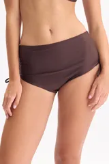 Bombacha de bikini tiro alto color marrón, con jaretas laterales ajustables que permiten regular el frunce.