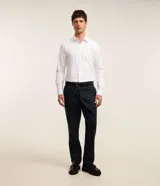 Camisa de vestir masculina corte slim, color azul acero, con cuello inglés, manga larga y cierre frontal con botones. Confeccionada con tecnología Easy Care que aporta elasticidad y secado rápido.