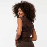 Camiseta marrón de encaje con diseño floral, sin mangas y cuello redondo.