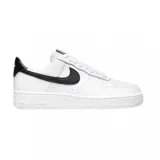 Championes Nike Air Force 1 de corte bajo, color blanco con el logo de la marca en negro en los laterales y detalle en el talón.