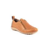 Zapato plano de cuero negro con diseño calado, cierre lateral diagonal y tira trasera para facilitar el calce.