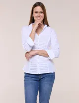 Camisa blanca de poplín de algodón, con silueta semi entallada, cuello camisero con escote en V y pechera frontal con plisado horizontal. Cuenta con abotonadura de strass plateado, mangas tres cuartos con puños anchos vueltos y paneles laterales elásticos.