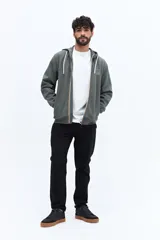 Campera de felpa con capucha y cordones ajustables, color verde militar. Presenta bolsillos canguro y un pequeño estampado en el pecho.