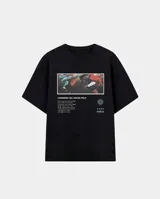 Remera negra de corte oversize, confeccionada en algodón, con estampa fotográfica central de una jugada de fútbol y texto alusivo al candombe.