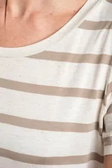 Remera de manga corta con diseño de rayas horizontales en tonos arena y blanco, de cuello redondo y corte ajustado.