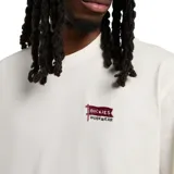 Remera blanca de manga corta Dickies, con cuello redondo y pequeño logo estampado en el pecho.
