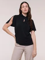 Blusa negra de corte recto, confeccionada en tejido suave y elastizado. Cuenta con cuello alto con diseño torzado tipo nudo al frente, delicada abertura frontal y mangas cortas con tajos sobre los hombros.