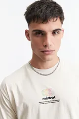 Remera color crudo de algodón con cuello redondo y mangas cortas. Estampado frontal con el logo de la marca Mistral y un texto.