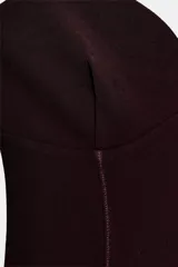 Body de escote en pico con tirantes anchos y cierre inferior mediante botones a presión.