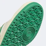 Championes Adidas Forum Low CL color crema con detalles en verde y gris.