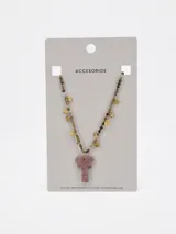 Collar corto con cuentas de piedras naturales facetadas multicolor, pequeños apliques metálicos dorados en forma de monedas y un dije central de piedra con forma de palmera en tonos rosados.