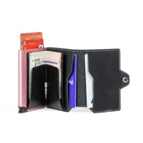 Billetera tipo tarjetero de cuero negro con caja de aluminio interna y sistema de deslizamiento para tarjetas. Cuenta con cierre mediante broche a presión.