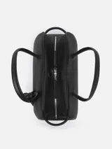 Cartera Jacquemus modelo Le Turismo de piel graneada color negro, con cierre de cremallera bidireccional, doble asa de mano y detalle de lazo en una de las asas.