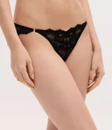 Kit de dos bombachas tipo bikini confeccionadas en encaje floral con terminaciones delicadas. Una prenda en color blanco y otra en color negro, ambas con forro de algodón.