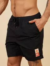 Short de baño de color liso con cintura elástica ajustable mediante cordón y detalle de parche con logo en la parte inferior.