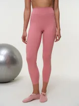 Calza deportiva de corte pescador y tiro alto, en color rosado, con diseño liso y ajuste cómodo.