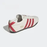 Championes Adidas Tokyo de cuero color crema con las tres tiras rojas y suela de goma color negro.