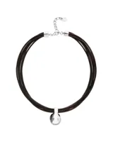 Collar de cuero marrón con múltiples tiras y un dije de bola grande de aleación de metales bañada en plata de ley. Cierre de cadena ajustable en tono plateado.