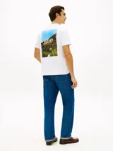 Remera Tommy Hilfiger de manga corta y cuello redondo en color blanco, con pequeño estampado gráfico de la marca en el pecho.