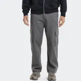 Pantalón cargo de corte recto en color gris, con bolsillos laterales con solapa y costuras reforzadas en las rodillas.