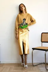 Falda tubo dorada con tajo frontal y cortes tipo jean.