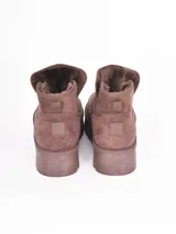 Bota corta tipo ugg con plataforma dentada, confeccionada en material gamuzado color beige con interior forrado en piel sintética.