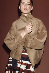 Chaqueta de efecto ante con cuello solapa envolvente, manga larga con hombro caído y bajo con elástico interior. Cuenta con bolsillos laterales ocultos en costura y forro interior.