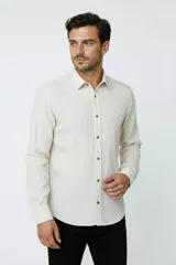 Camisa de viscosa color beige con textura sutil, manga larga, cuello camisero y cierre frontal de botones contrastantes en tono marrón oscuro.