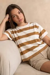 Remera oversize de algodón lavado con diseño de rayas horizontales en color camel y blanco, de manga corta y cuello redondo.