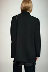 Blazer de cuello solapa y manga larga, con bolsillos delanteros con solapa y cierre frontal de un botón. Presenta un diseño estructurado con forro interior.