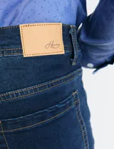 Pantalon de jean azul de corte recto, con cierre de cremallera y botón, y bolsillos laterales y traseros.